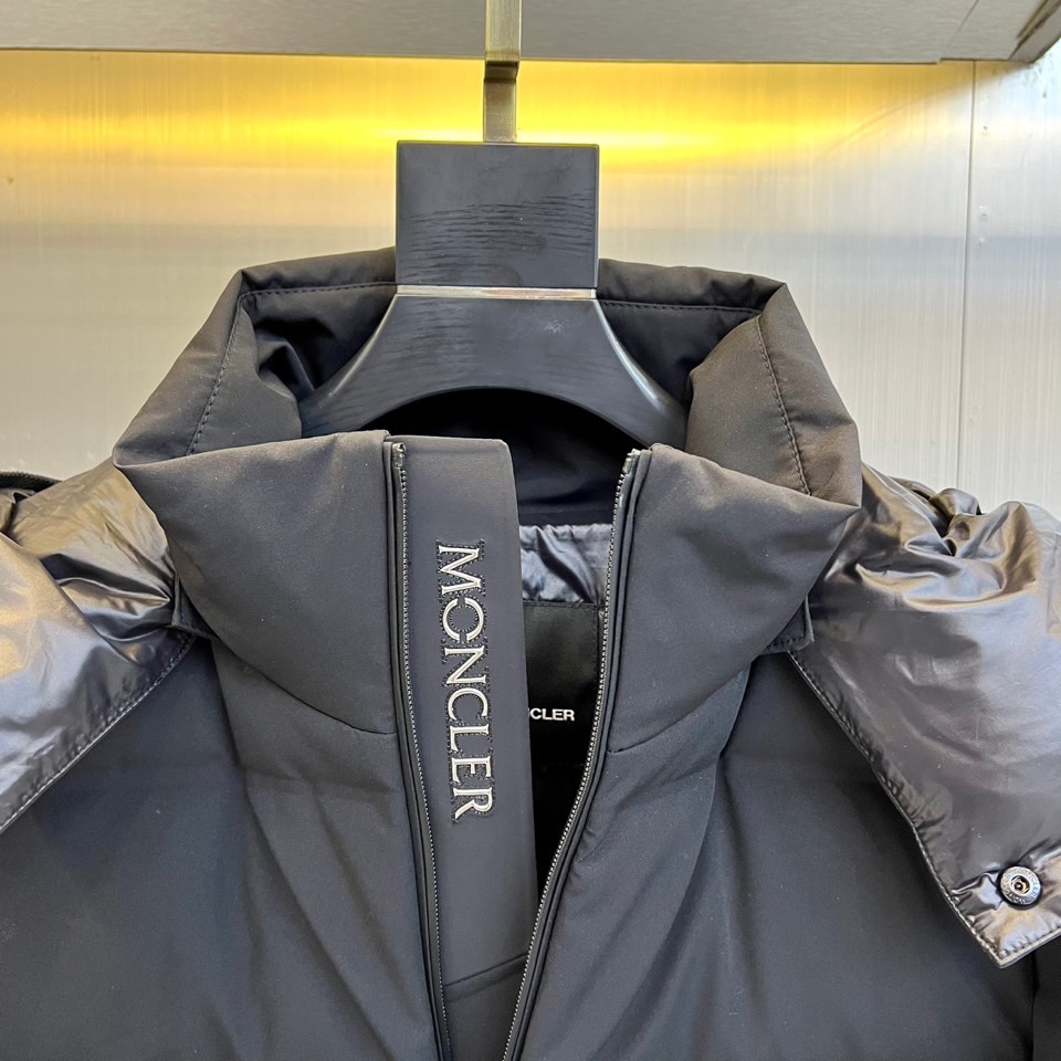 Moncler蒙口（鹅绒）、 Montgetech男士短款羽绒夹克外套。Montgetech短款羽绒夹克