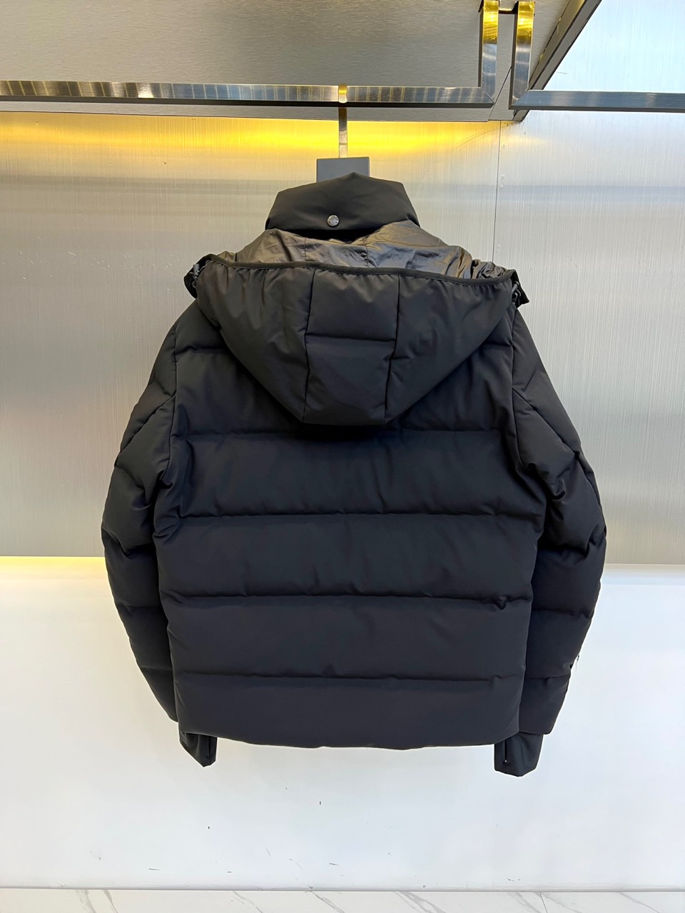 Moncler蒙口（鹅绒）、 Montgetech男士短款羽绒夹克外套。Montgetech短款羽绒夹克