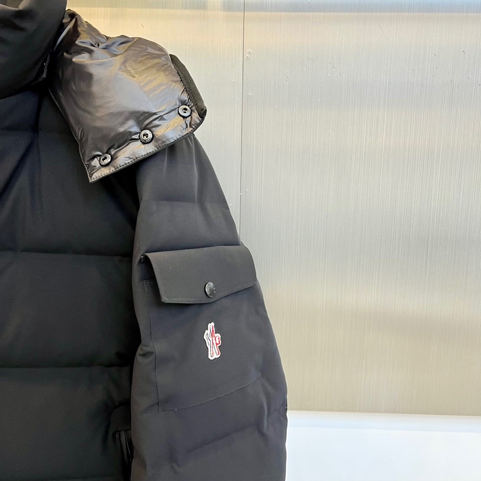 Moncler蒙口（鹅绒）、 Montgetech男士短款羽绒夹克外套。Montgetech短款羽绒夹克
