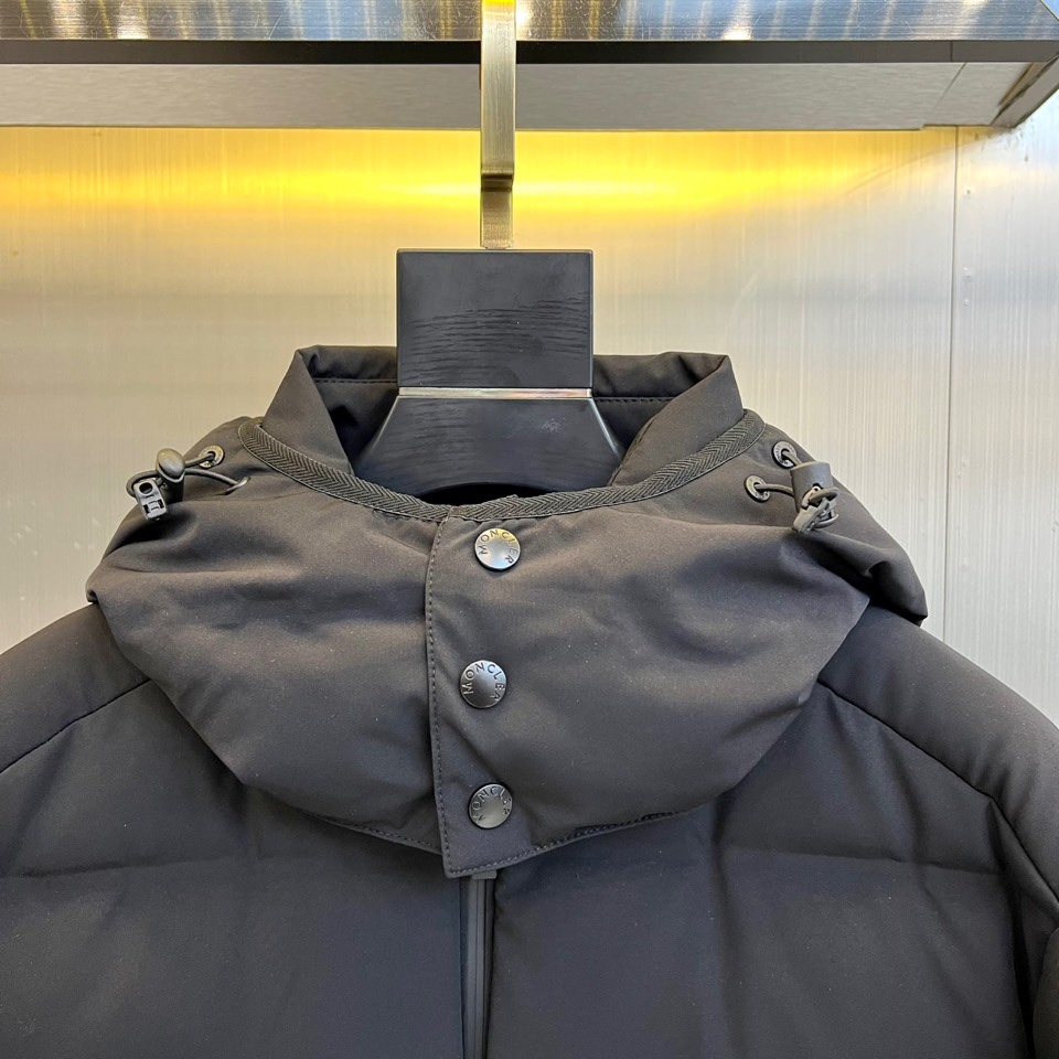 Moncler蒙口（鹅绒）、 Montgetech男士短款羽绒夹克外套。Montgetech短款羽绒夹克