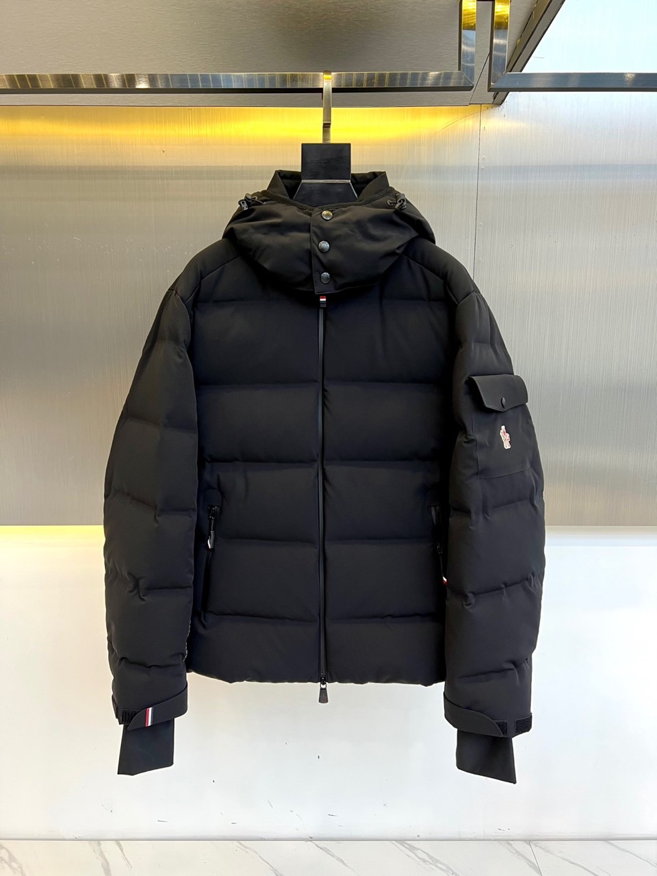 Moncler蒙口（鹅绒）、 Montgetech男士短款羽绒夹克外套。Montgetech短款羽绒夹克