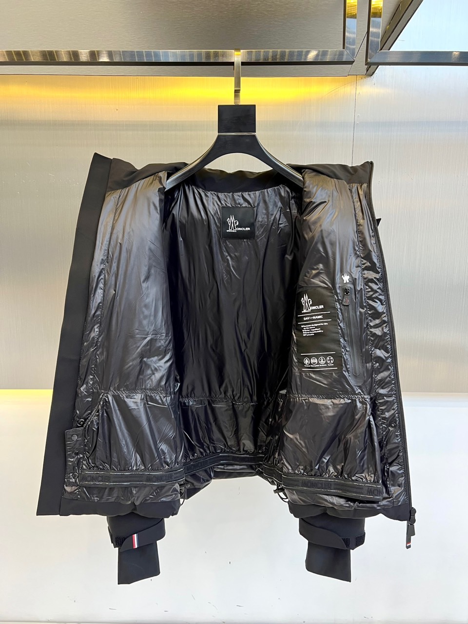 Moncler蒙口（鹅绒）、 Montgetech男士短款羽绒夹克外套。Montgetech短款羽绒夹克