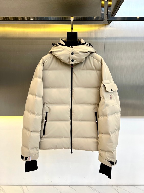 Moncler蒙口（鹅绒）、 Montgetech男士短款羽绒夹克外套。Montgetech短款羽绒夹克
