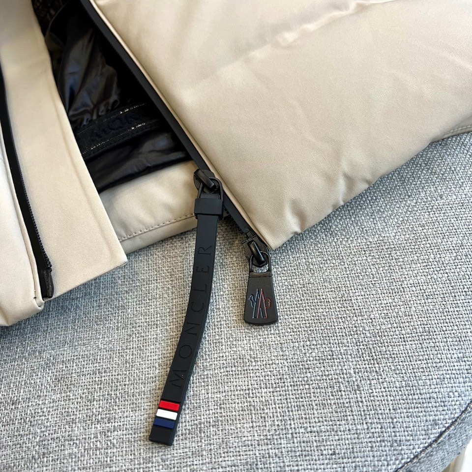 Moncler蒙口（鹅绒）、 Montgetech男士短款羽绒夹克外套。Montgetech短款羽绒夹克