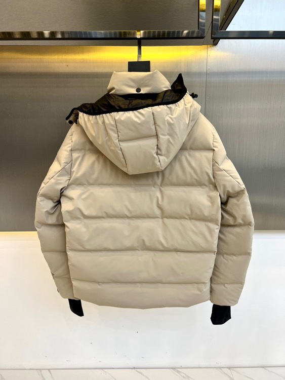 Moncler蒙口（鹅绒）、 Montgetech男士短款羽绒夹克外套。Montgetech短款羽绒夹克