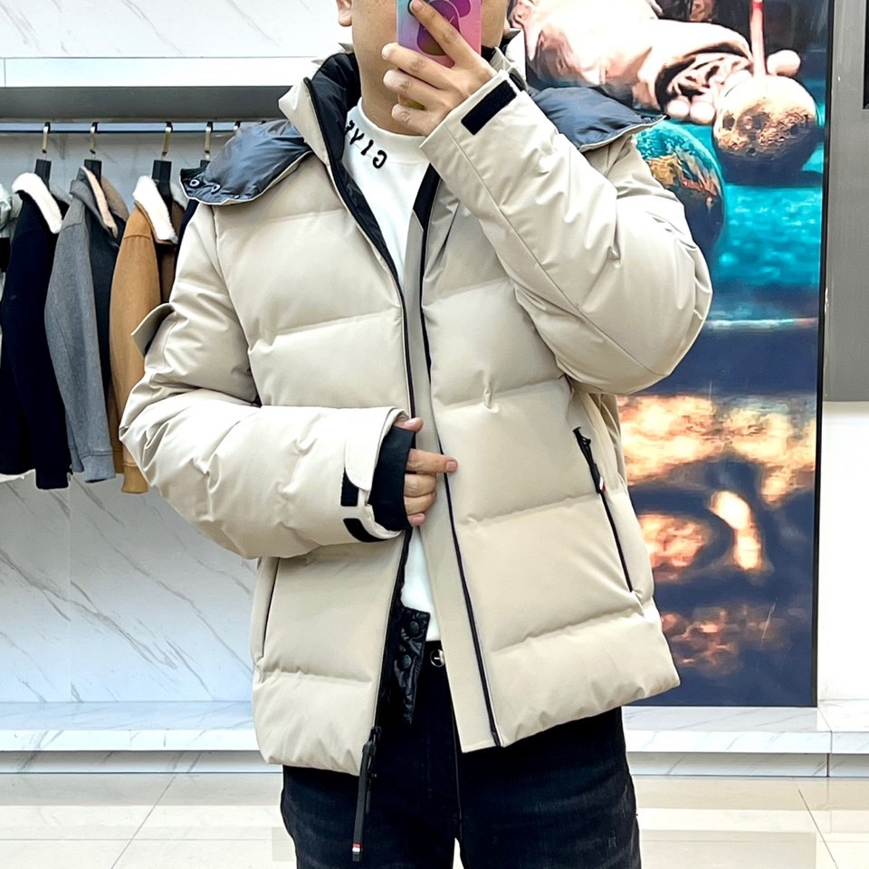 Moncler蒙口（鹅绒）、 Montgetech男士短款羽绒夹克外套。Montgetech短款羽绒夹克