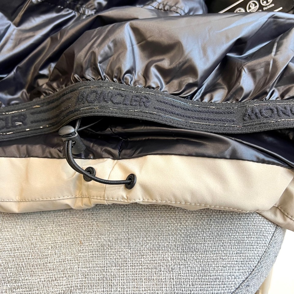 Moncler蒙口（鹅绒）、 Montgetech男士短款羽绒夹克外套。Montgetech短款羽绒夹克