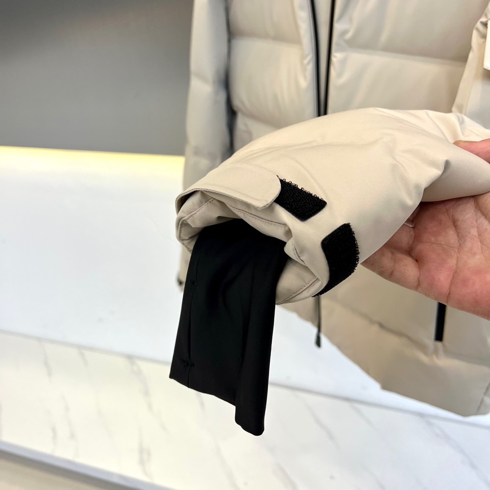 Moncler蒙口（鹅绒）、 Montgetech男士短款羽绒夹克外套。Montgetech短款羽绒夹克