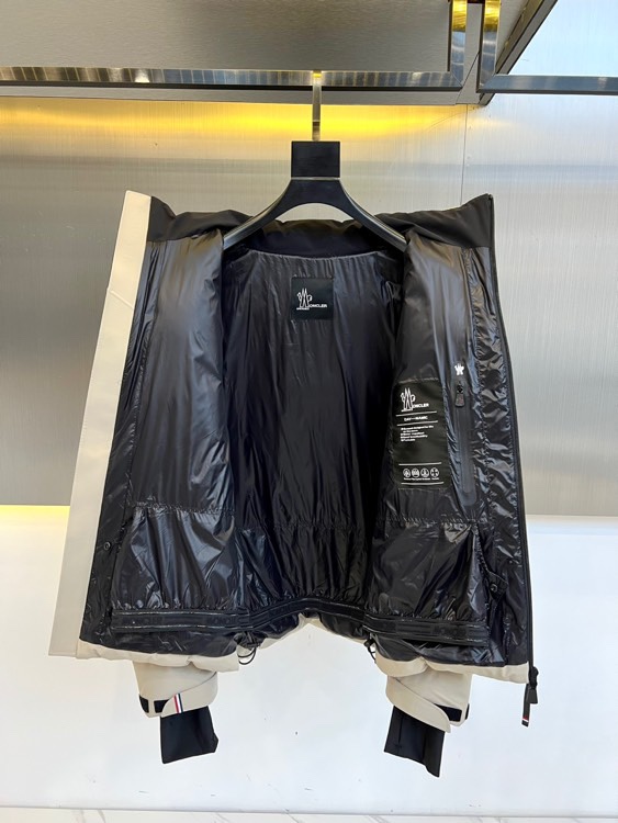 Moncler蒙口（鹅绒）、 Montgetech男士短款羽绒夹克外套。Montgetech短款羽绒夹克