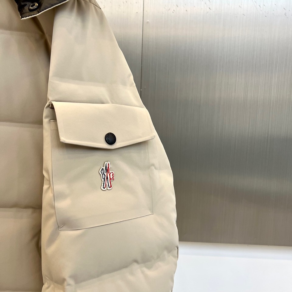 Moncler蒙口（鹅绒）、 Montgetech男士短款羽绒夹克外套。Montgetech短款羽绒夹克