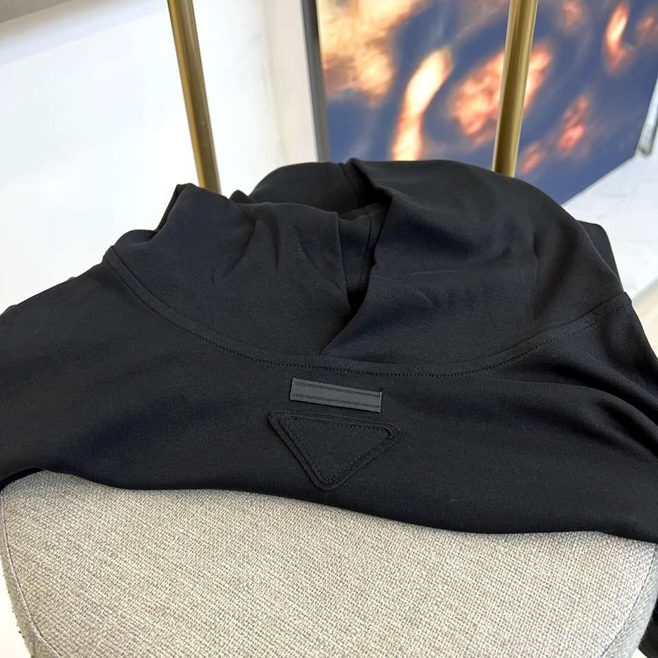 Prad普拉达、2025秋冬新品白色连帽上衣，以极简设计诠释现代奢华运动风范。款式采用宽松立体的剪裁，连