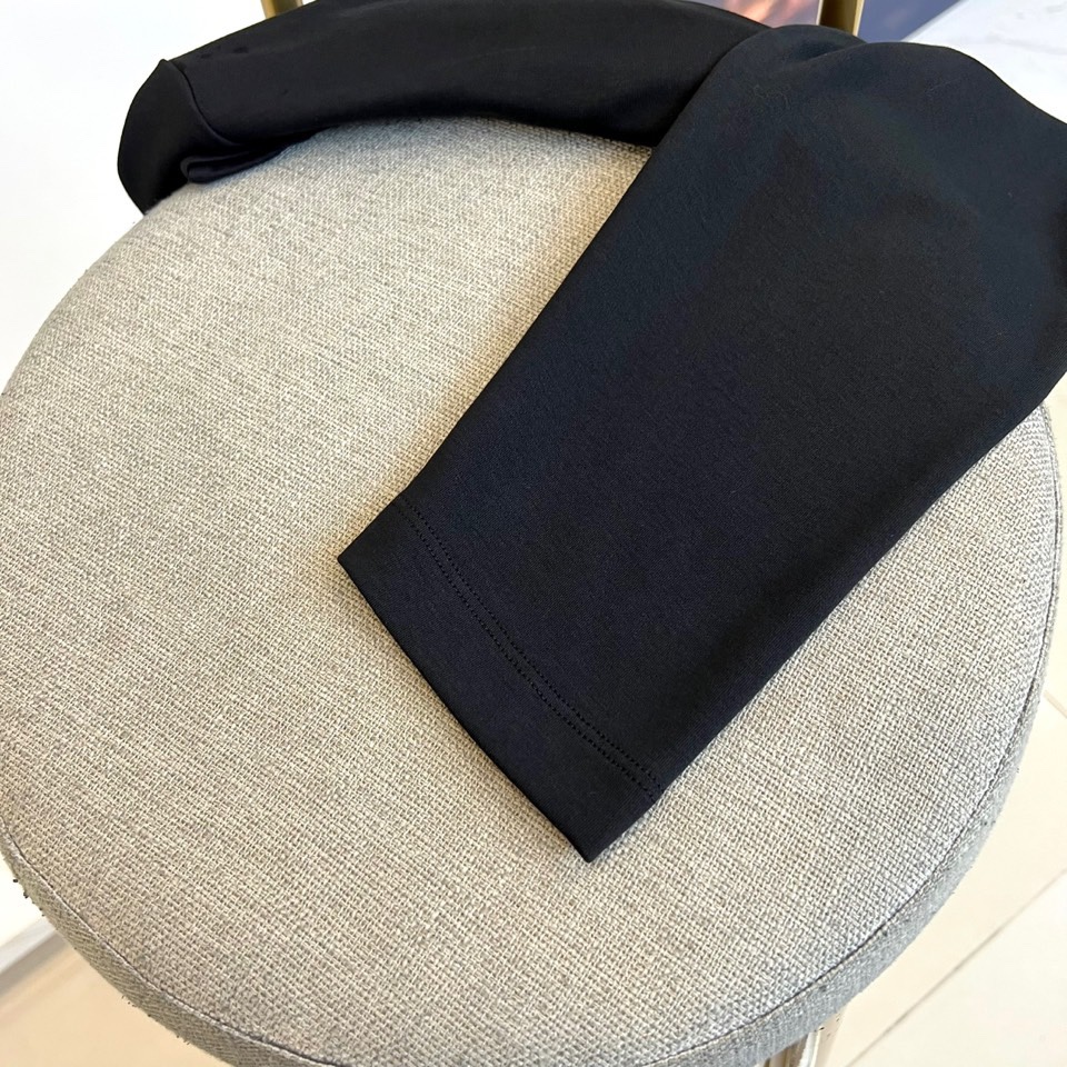 Prad普拉达、2025秋冬新品白色连帽上衣，以极简设计诠释现代奢华运动风范。款式采用宽松立体的剪裁，连