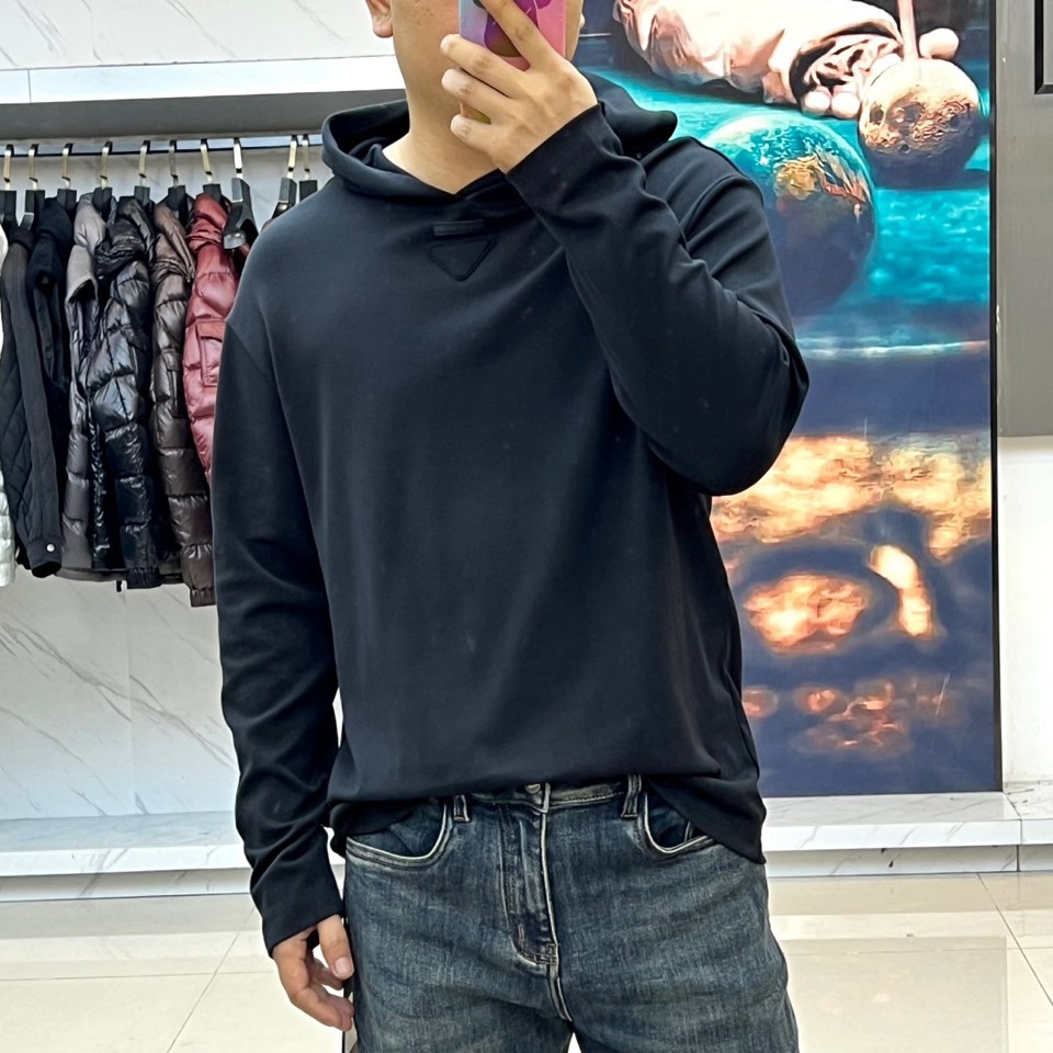 Prad普拉达、2025秋冬新品白色连帽上衣，以极简设计诠释现代奢华运动风范。款式采用宽松立体的剪裁，连