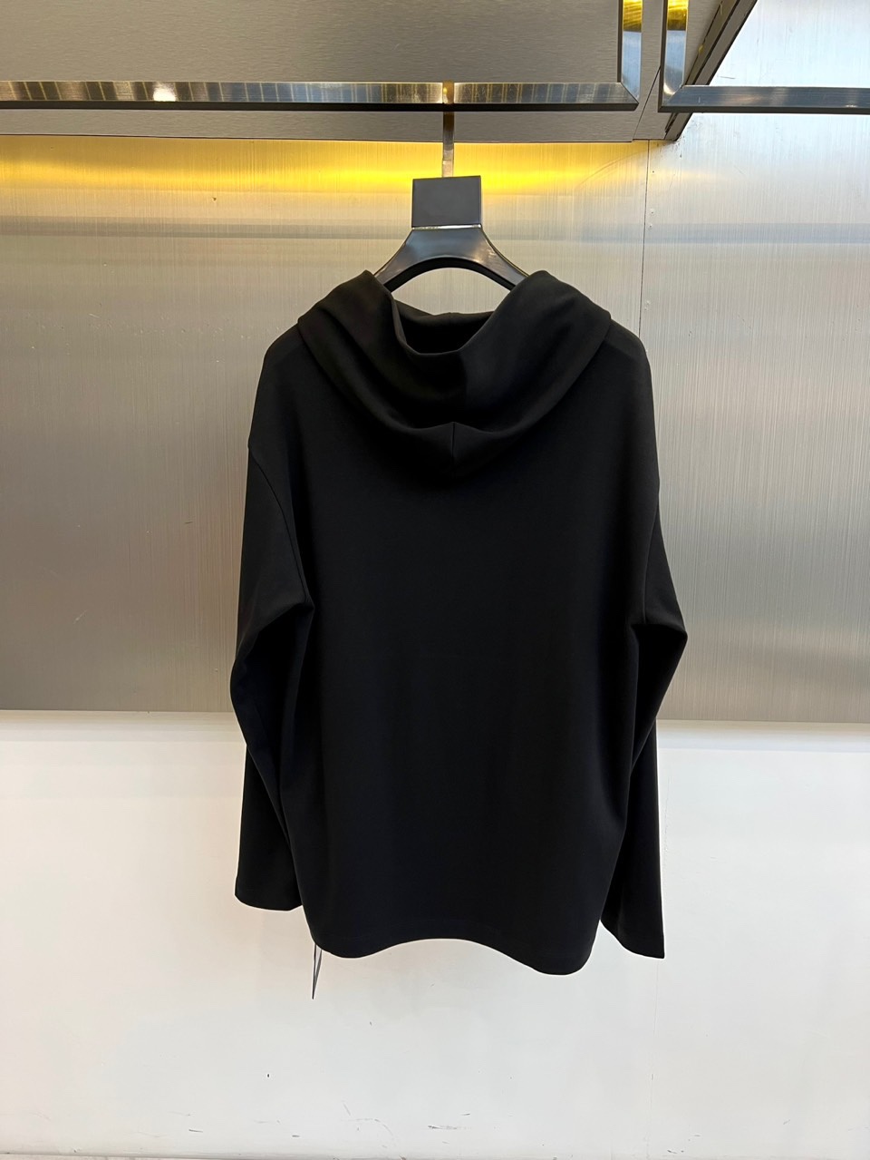 Prad普拉达、2025秋冬新品白色连帽上衣，以极简设计诠释现代奢华运动风范。款式采用宽松立体的剪裁，连