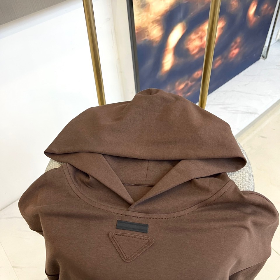 Prad普拉达、2025秋冬新品白色连帽上衣，以极简设计诠释现代奢华运动风范。款式采用宽松立体的剪裁，连