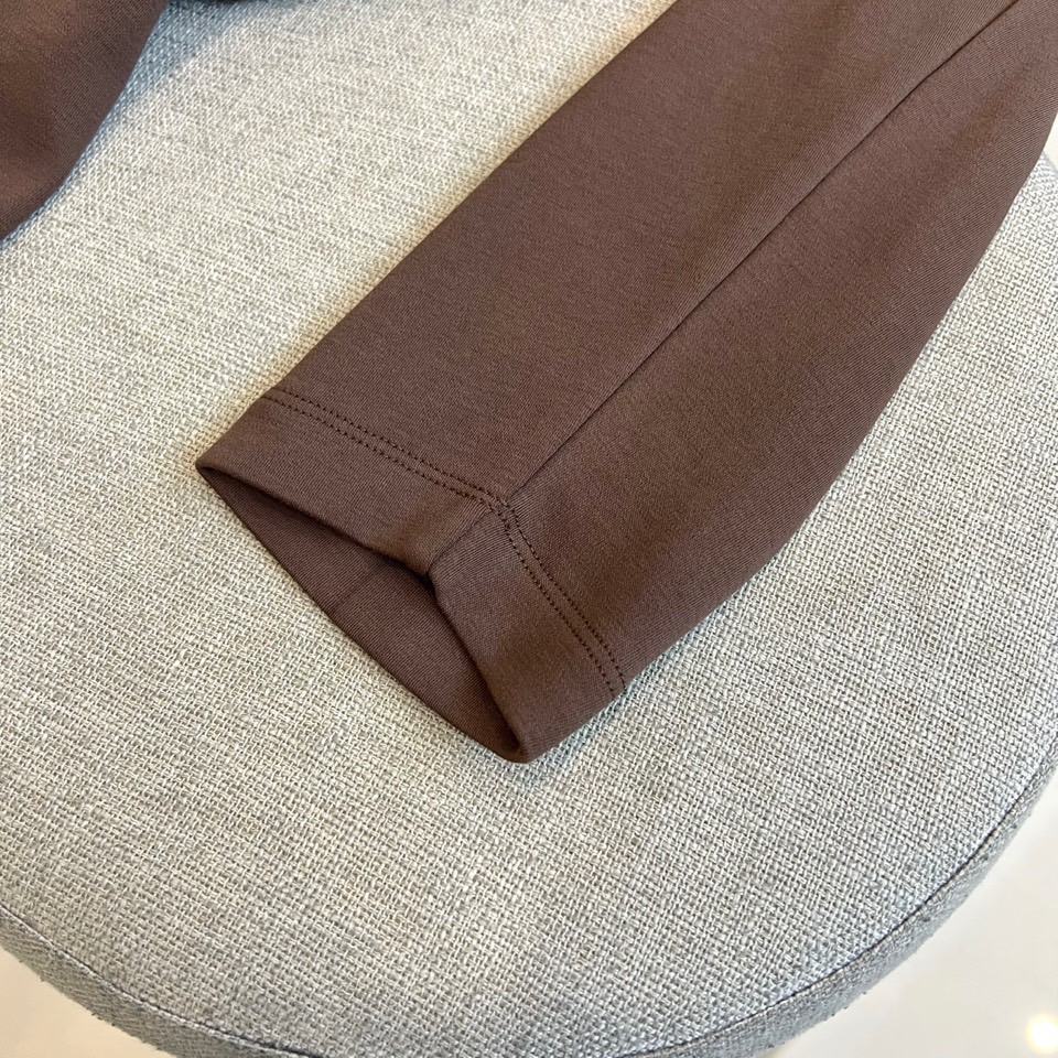 Prad普拉达、2025秋冬新品白色连帽上衣，以极简设计诠释现代奢华运动风范。款式采用宽松立体的剪裁，连