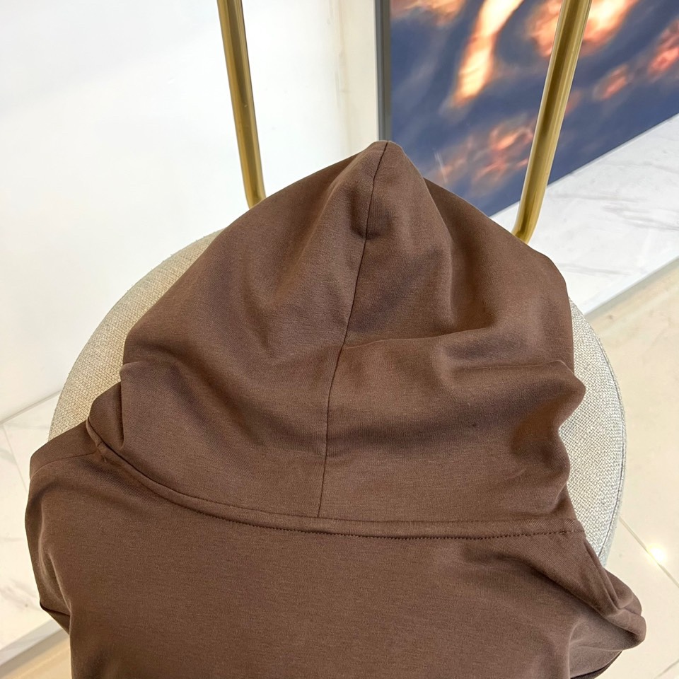 Prad普拉达、2025秋冬新品白色连帽上衣，以极简设计诠释现代奢华运动风范。款式采用宽松立体的剪裁，连