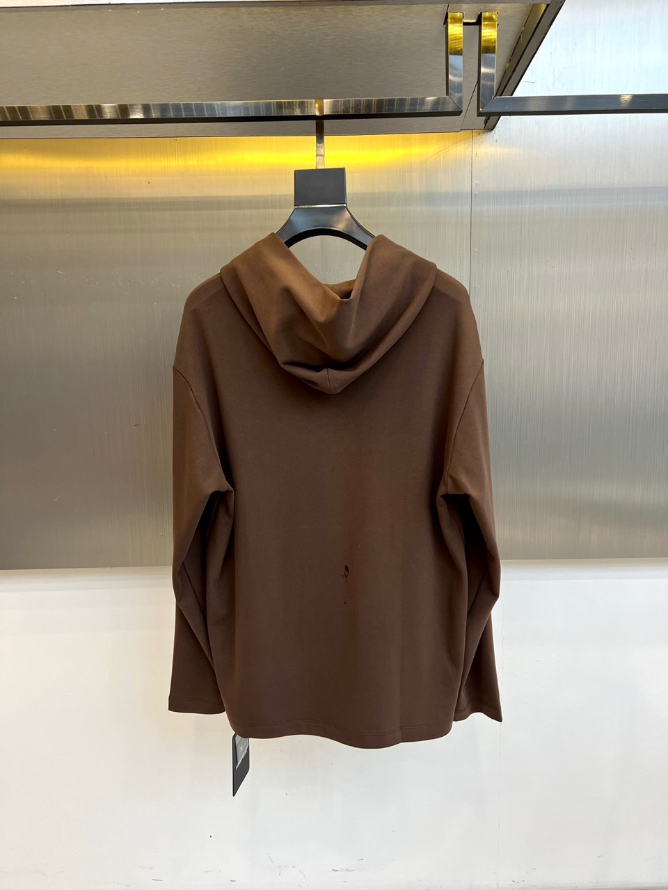 Prad普拉达、2025秋冬新品白色连帽上衣，以极简设计诠释现代奢华运动风范。款式采用宽松立体的剪裁，连