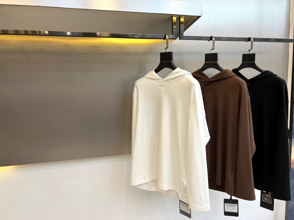 Prad普拉达、2025秋冬新品白色连帽上衣，以极简设计诠释现代奢华运动风范。款式采用宽松立体的剪裁，连