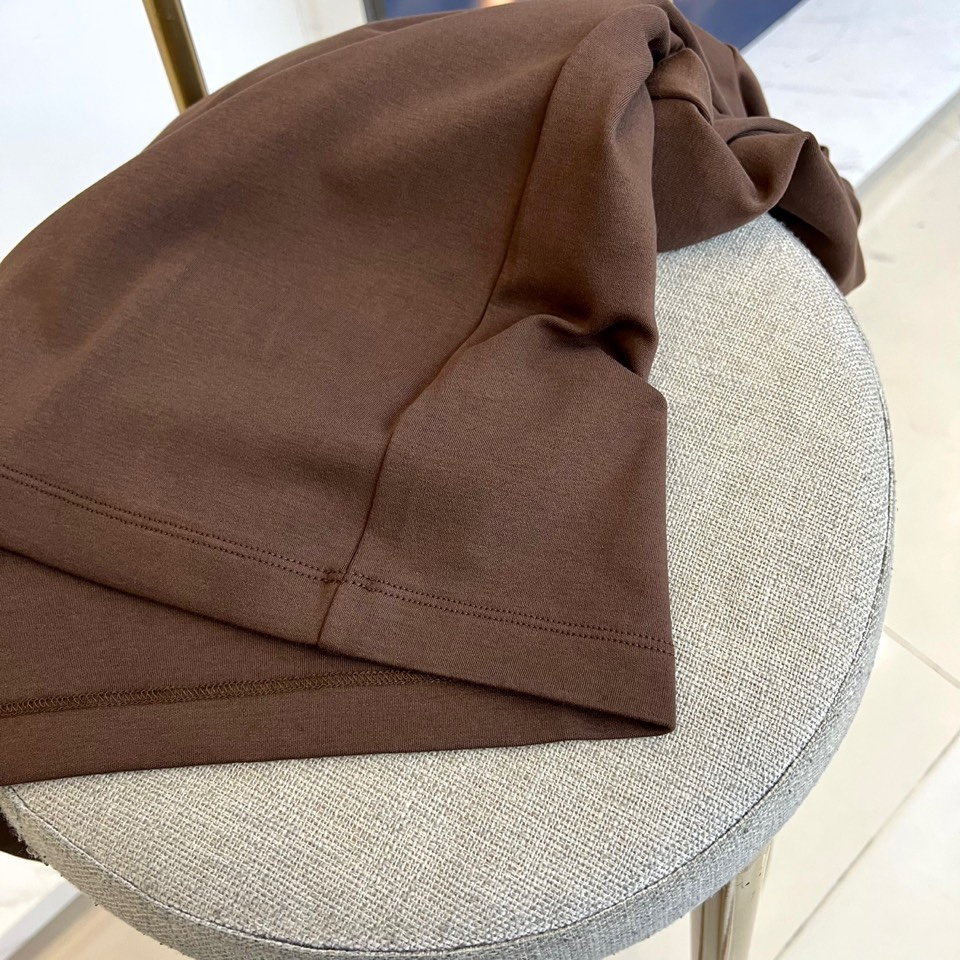 Prad普拉达、2025秋冬新品白色连帽上衣，以极简设计诠释现代奢华运动风范。款式采用宽松立体的剪裁，连