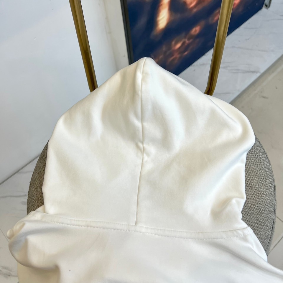 Prad普拉达、2025秋冬新品白色连帽上衣，以极简设计诠释现代奢华运动风范。款式采用宽松立体的剪裁，连