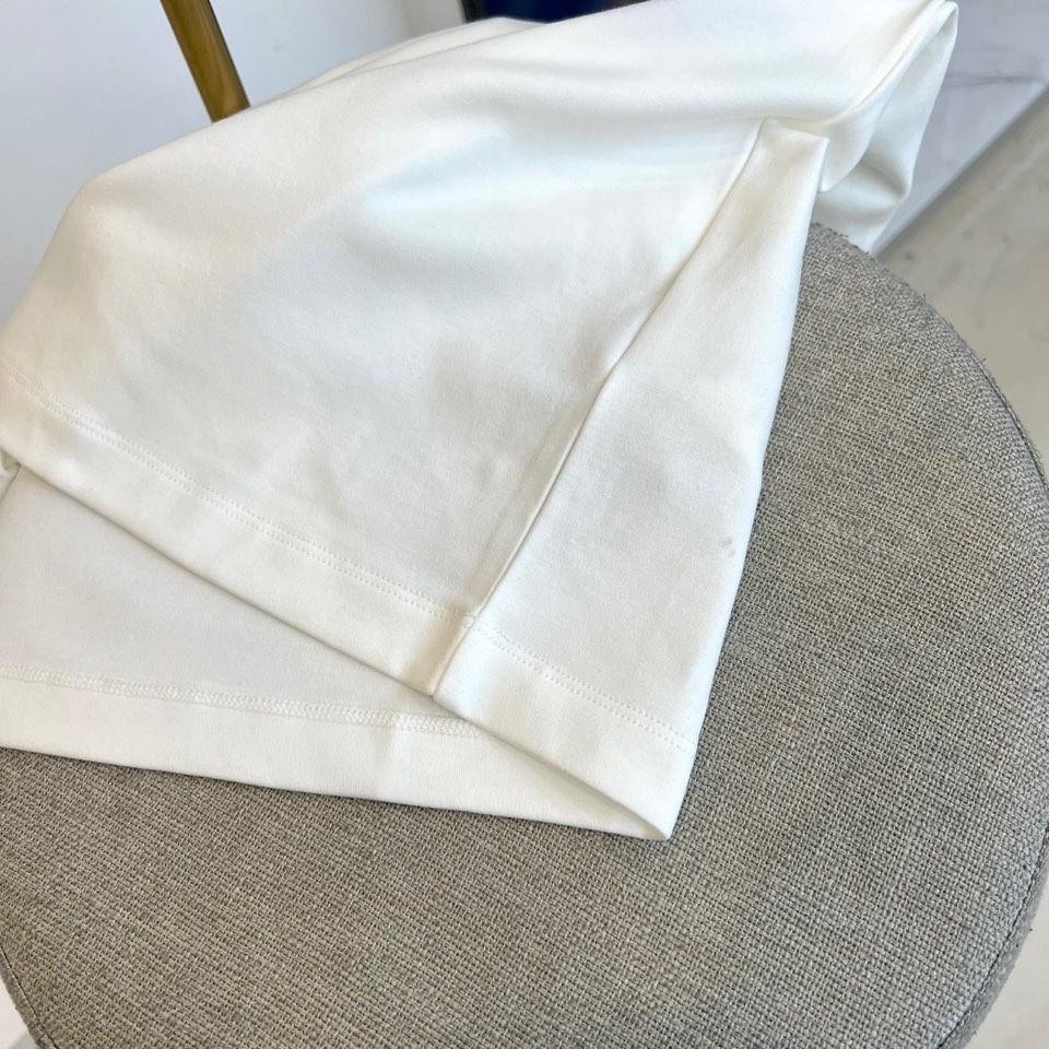 Prad普拉达、2025秋冬新品白色连帽上衣，以极简设计诠释现代奢华运动风范。款式采用宽松立体的剪裁，连