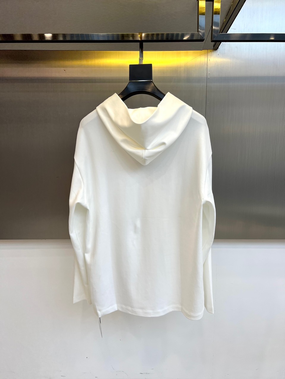 Prad普拉达、2025秋冬新品白色连帽上衣，以极简设计诠释现代奢华运动风范。款式采用宽松立体的剪裁，连