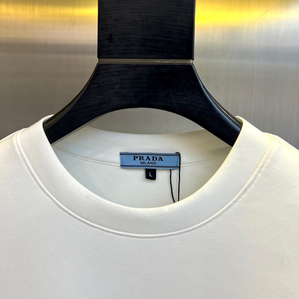 Prad普拉、2025秋冬新品长袖卫衣，甄选独特的“空气层”面料制成，其精妙结构在视觉上呈现利落挺括的廓