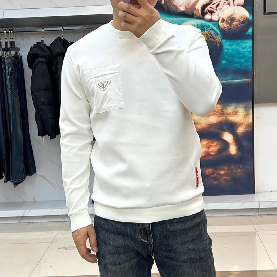 Prad普拉、2025秋冬新品长袖卫衣，甄选独特的“空气层”面料制成，其精妙结构在视觉上呈现利落挺括的廓