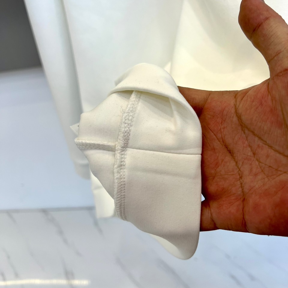 Prad普拉、2025秋冬新品长袖卫衣，甄选独特的“空气层”面料制成，其精妙结构在视觉上呈现利落挺括的廓