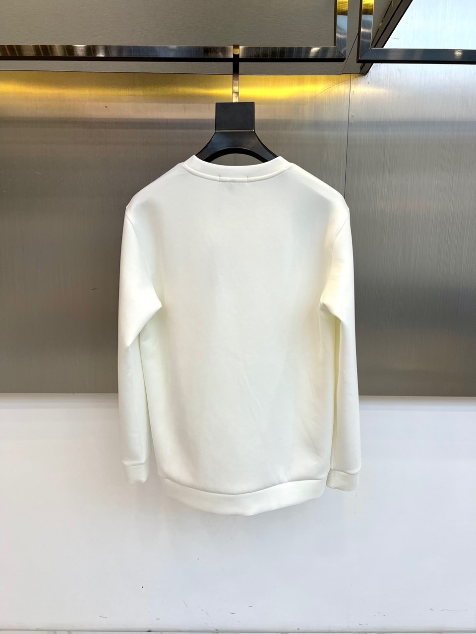 Prad普拉、2025秋冬新品长袖卫衣，甄选独特的“空气层”面料制成，其精妙结构在视觉上呈现利落挺括的廓