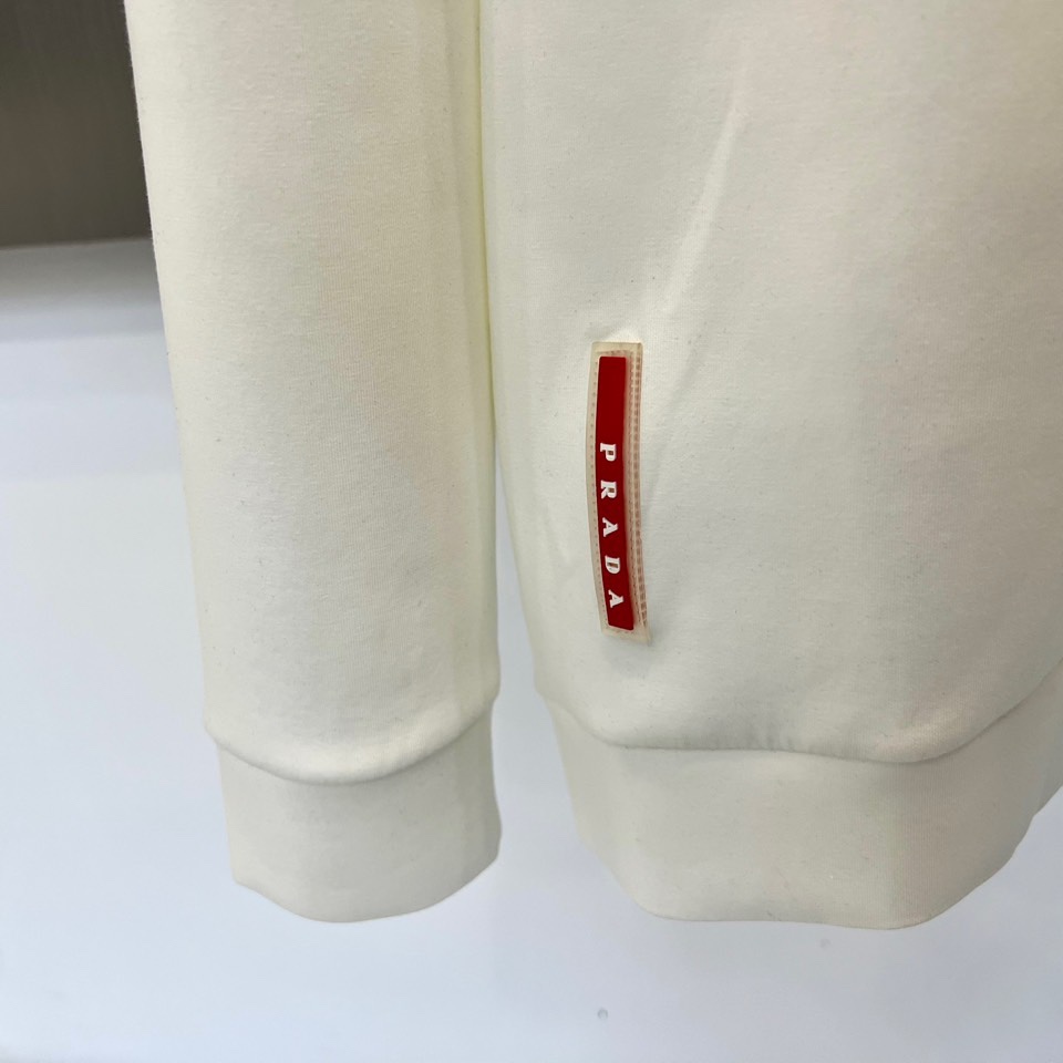 Prad普拉、2025秋冬新品长袖卫衣，甄选独特的“空气层”面料制成，其精妙结构在视觉上呈现利落挺括的廓