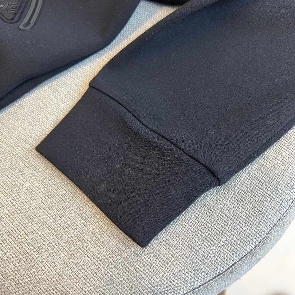 Prad普拉达、2025秋冬新品羊绒圆领卫衣，以极简主义设计诠释低调奢华。款式采用宽松廓形与经典圆领设计