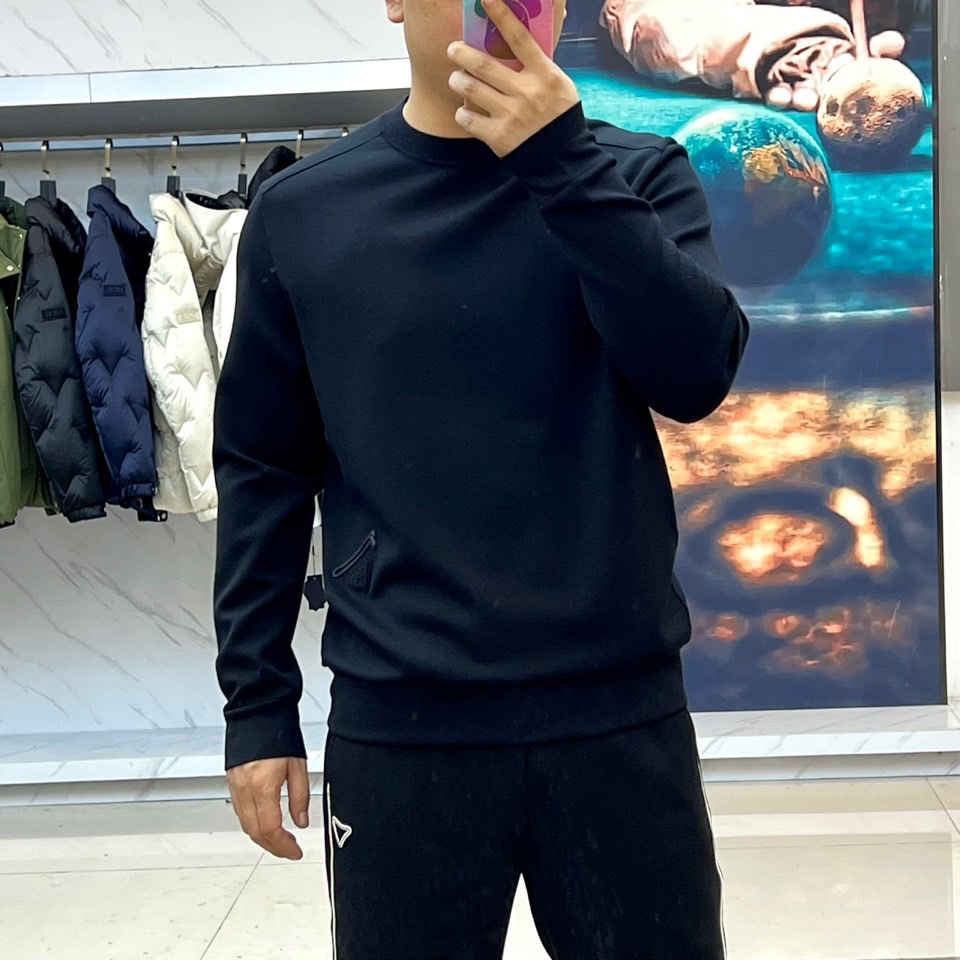 Prad普拉达、2025秋冬新品羊绒圆领卫衣，以极简主义设计诠释低调奢华。款式采用宽松廓形与经典圆领设计