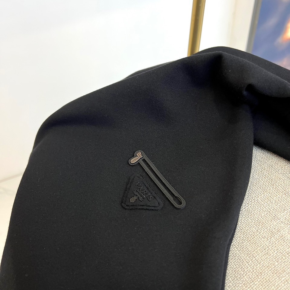 Prad普拉达、2025秋冬新品羊绒圆领卫衣，以极简主义设计诠释低调奢华。款式采用宽松廓形与经典圆领设计