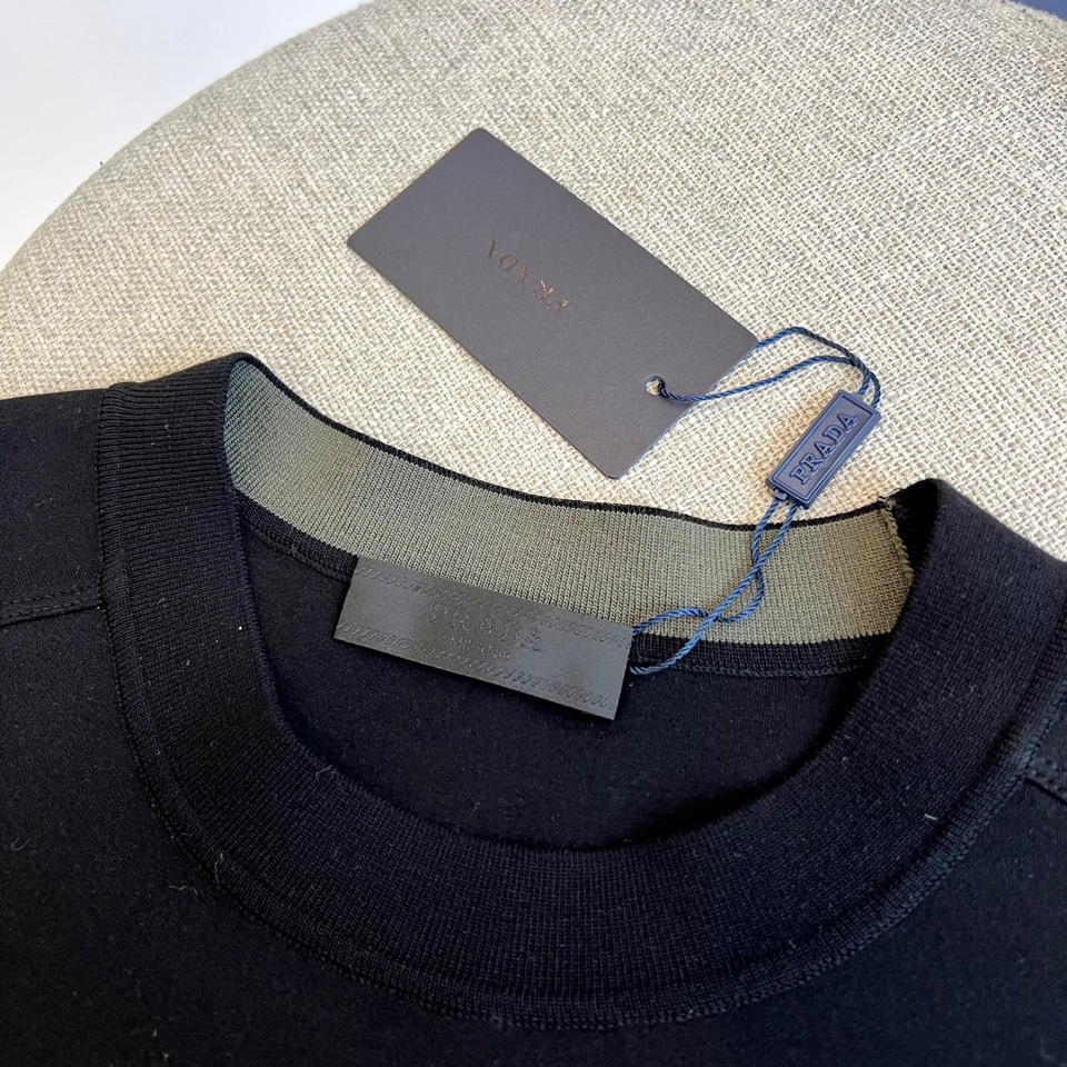 Prad普拉达、2025秋冬新品羊绒圆领卫衣，以极简主义设计诠释低调奢华。款式采用宽松廓形与经典圆领设计