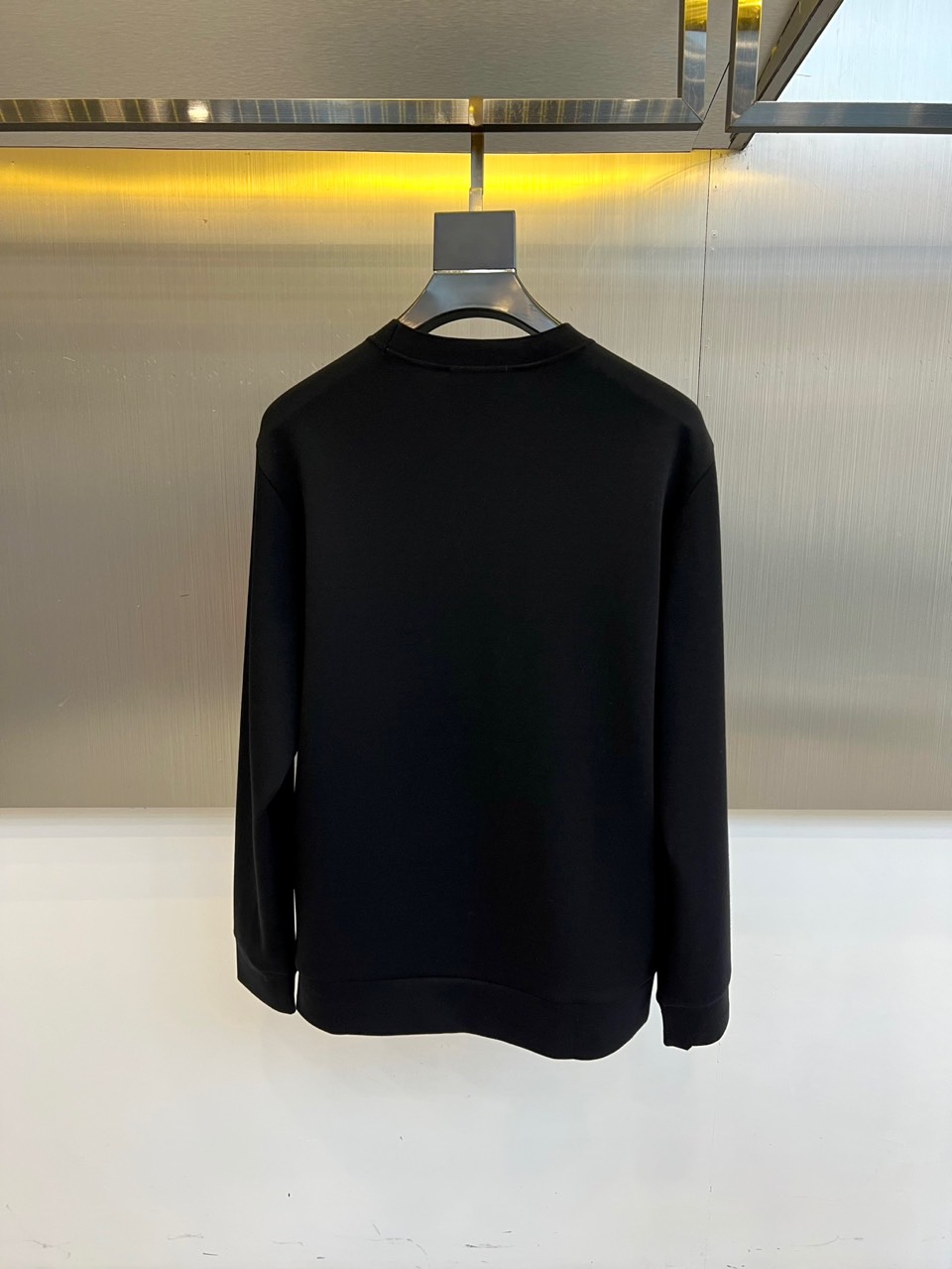 Prad普拉达、2025秋冬新品羊绒圆领卫衣，以极简主义设计诠释低调奢华。款式采用宽松廓形与经典圆领设计