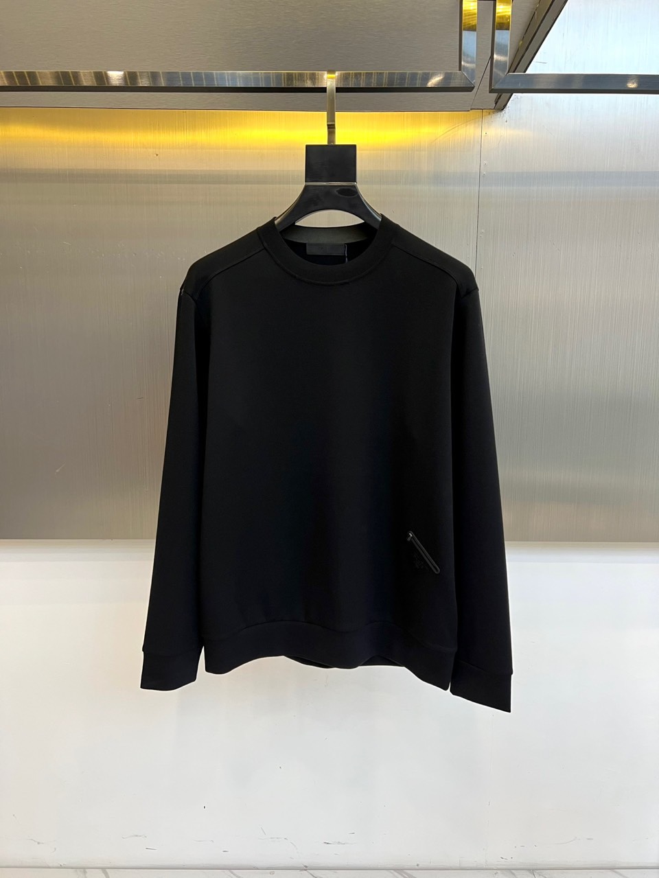 Prad普拉达、2025秋冬新品羊绒圆领卫衣，以极简主义设计诠释低调奢华。款式采用宽松廓形与经典圆领设计