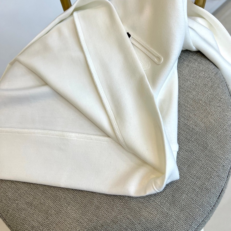 Prad普拉达、2025秋冬新品羊绒圆领卫衣，以极简主义设计诠释低调奢华。款式采用宽松廓形与经典圆领设计