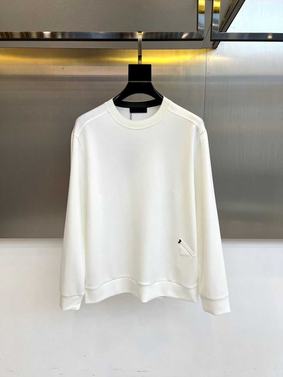 Prad普拉达、2025秋冬新品羊绒圆领卫衣，以极简主义设计诠释低调奢华。款式采用宽松廓形与经典圆领设计