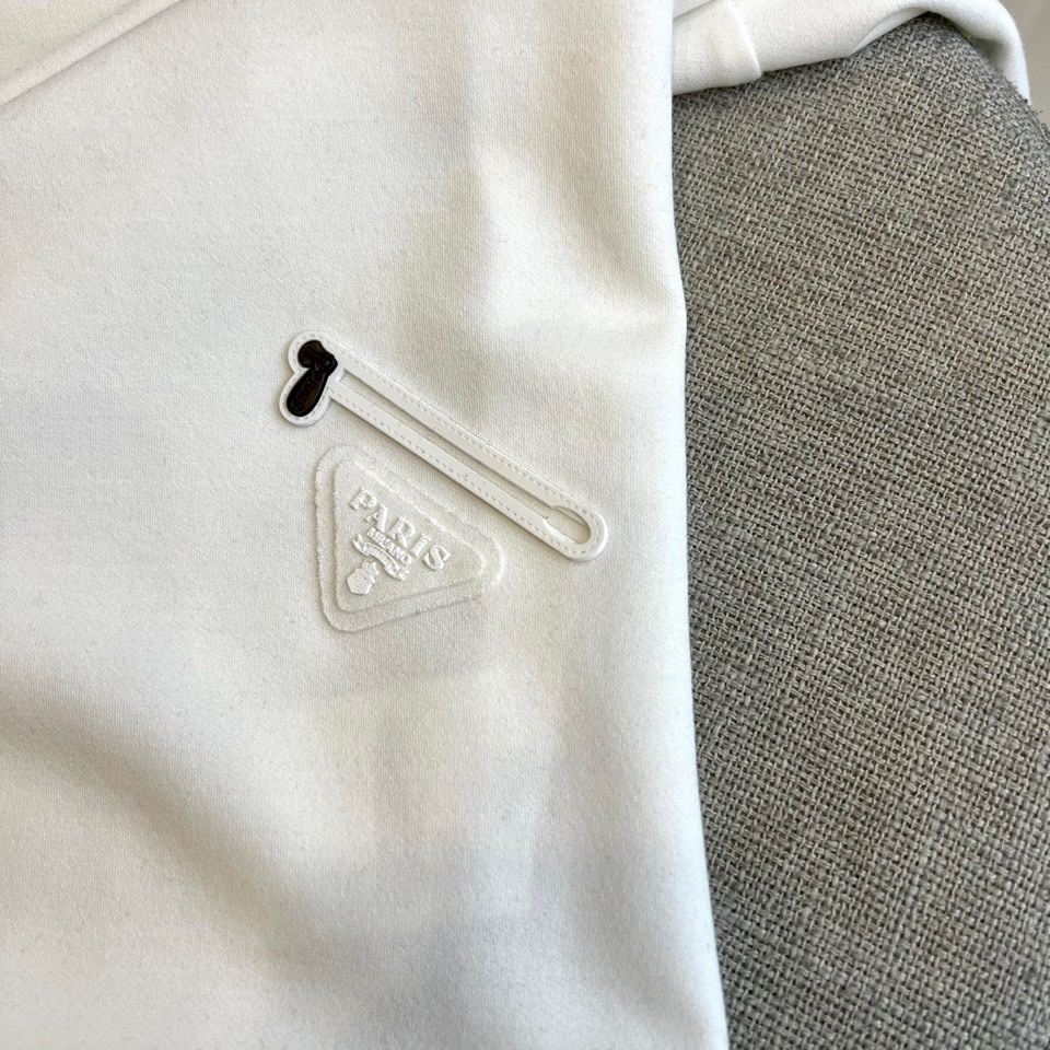 Prad普拉达、2025秋冬新品羊绒圆领卫衣，以极简主义设计诠释低调奢华。款式采用宽松廓形与经典圆领设计