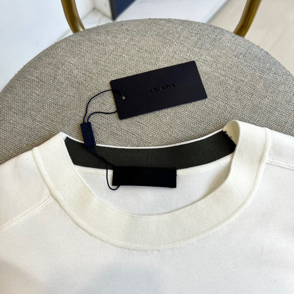 Prad普拉达、2025秋冬新品羊绒圆领卫衣，以极简主义设计诠释低调奢华。款式采用宽松廓形与经典圆领设计