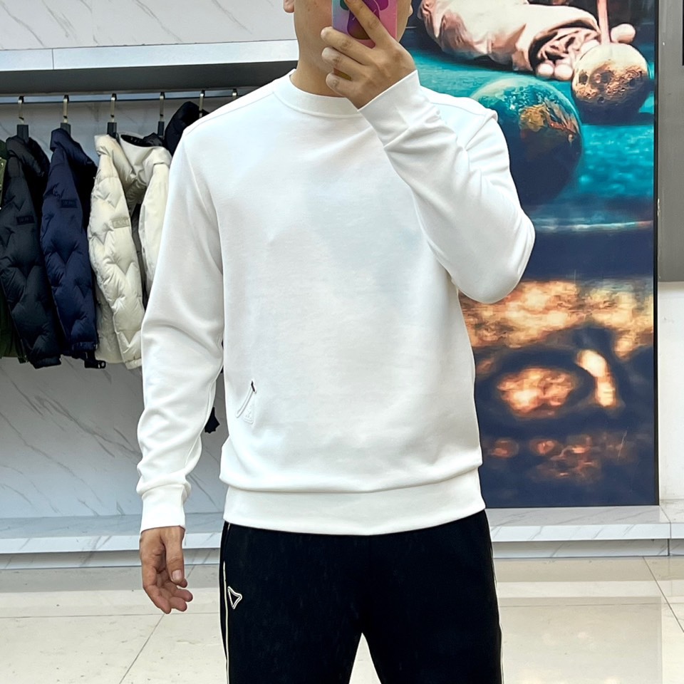 Prad普拉达、2025秋冬新品羊绒圆领卫衣，以极简主义设计诠释低调奢华。款式采用宽松廓形与经典圆领设计