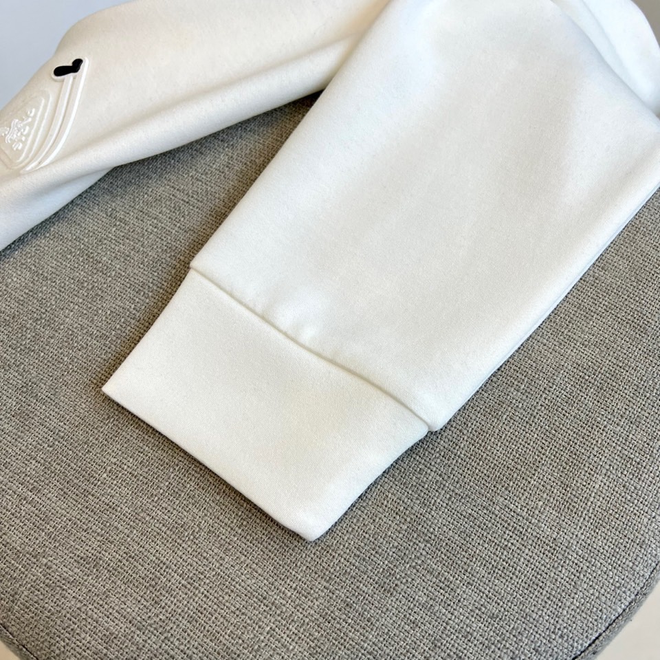 Prad普拉达、2025秋冬新品羊绒圆领卫衣，以极简主义设计诠释低调奢华。款式采用宽松廓形与经典圆领设计