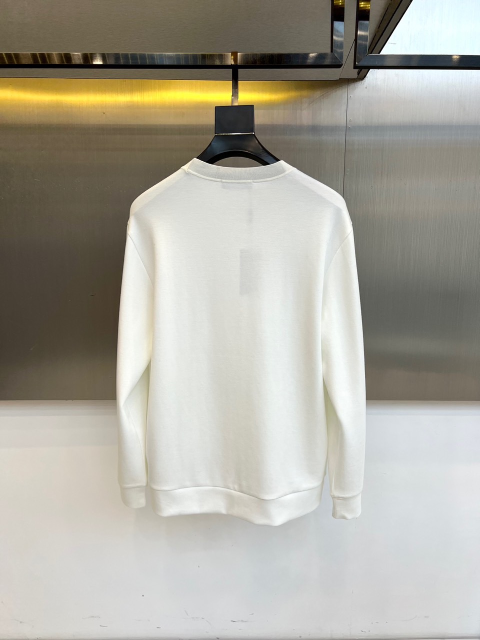 Prad普拉达、2025秋冬新品羊绒圆领卫衣，以极简主义设计诠释低调奢华。款式采用宽松廓形与经典圆领设计