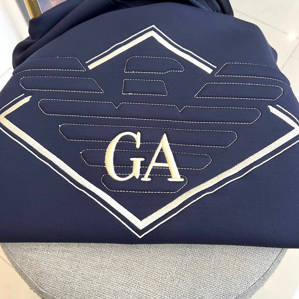 GA阿玛尼、2025秋冬新品空气层连帽卫衣，以经典演绎简约奢华的都市运动风尚。单品采用100%棉质面料打