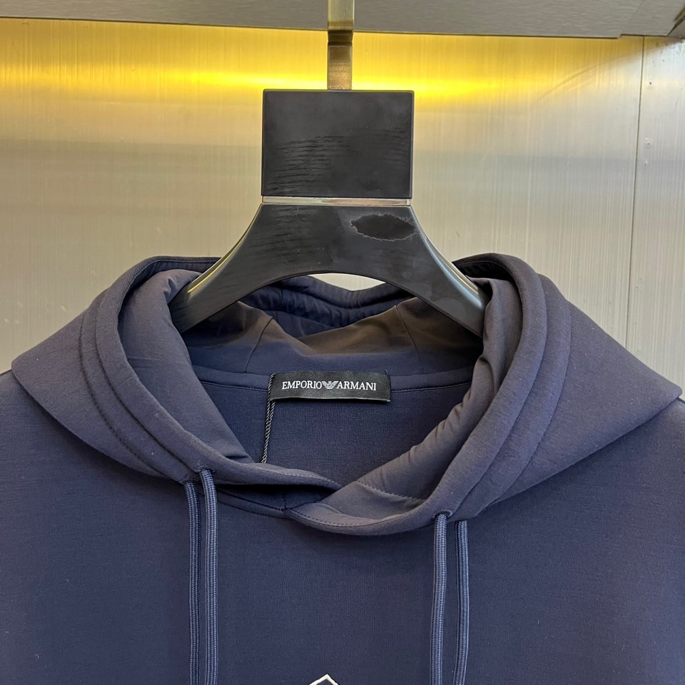 GA阿玛尼、2025秋冬新品空气层连帽卫衣，以经典演绎简约奢华的都市运动风尚。单品采用100%棉质面料打