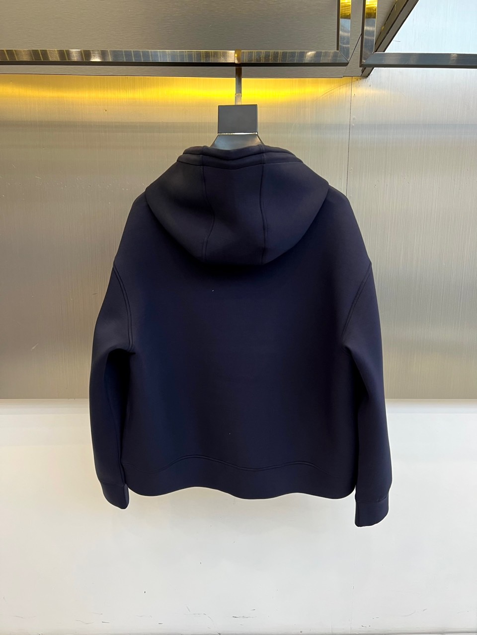 GA阿玛尼、2025秋冬新品空气层连帽卫衣，以经典演绎简约奢华的都市运动风尚。单品采用100%棉质面料打