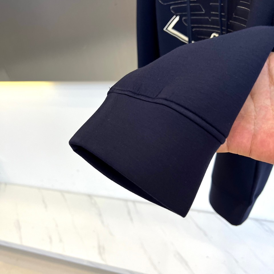 GA阿玛尼、2025秋冬新品空气层连帽卫衣，以经典演绎简约奢华的都市运动风尚。单品采用100%棉质面料打