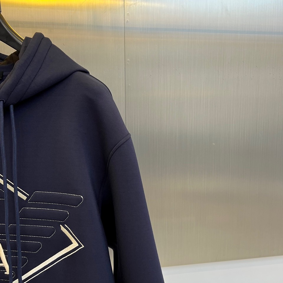 GA阿玛尼、2025秋冬新品空气层连帽卫衣，以经典演绎简约奢华的都市运动风尚。单品采用100%棉质面料打